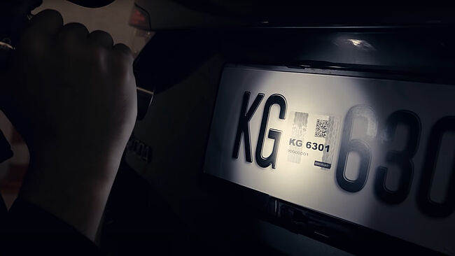 Primer plano de la etiqueta KINEGRAM aplicada en la matrícula de un coche