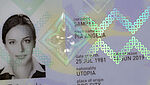 Image rapprochée d'une page de données de passeport polycarbonate sécurisée par un KINEGRAM incrusté avec protection totale des données (FDP).