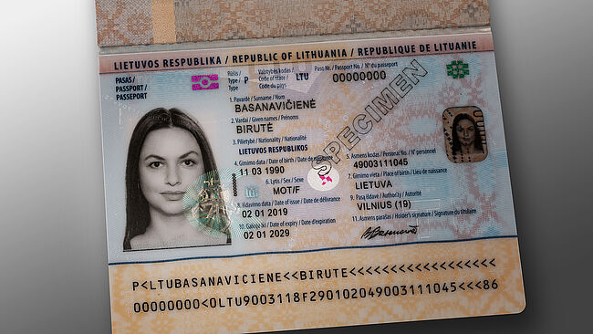 Image d'un passeport lituanien avec page de données polycarbonate et KINEGRAM