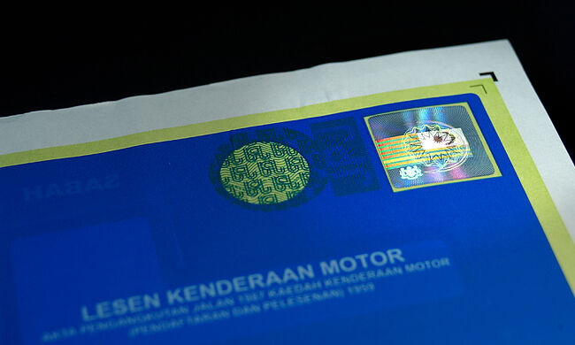 Imagen de una etiqueta de impuesto vial malayo protegida con un KINEGRAM
