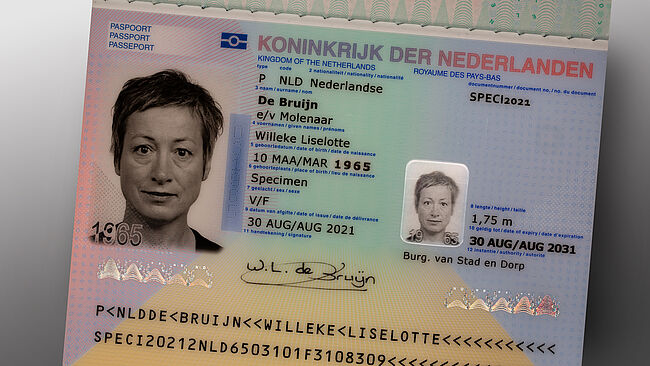Image d'un passeport néerlandais avec page de données polycarbonate et KINEGRAM