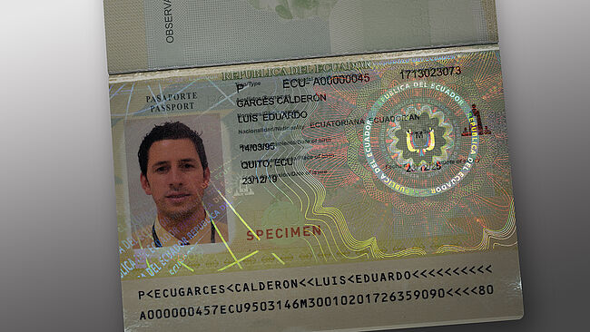 Imagen del pasaporte ecuatoriano con página de datos en papel y KINEGRAM