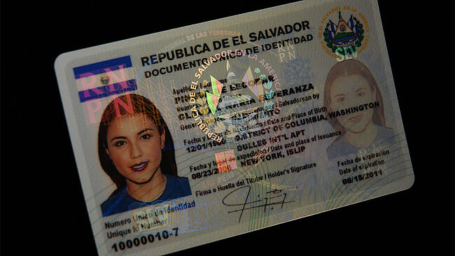 Image d'une carte d'identité salvadorienne avec pellicule transparente KINEGRAM
