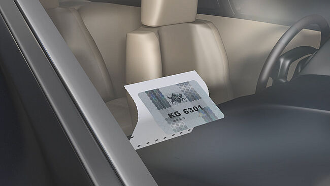 Primer plano de la etiqueta KINEGRAM aplicada en el interior del parabrisas de un coche
