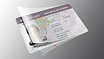 Image d'un exemple de carte d'identité à moitié insérée dans une pochette en plastique