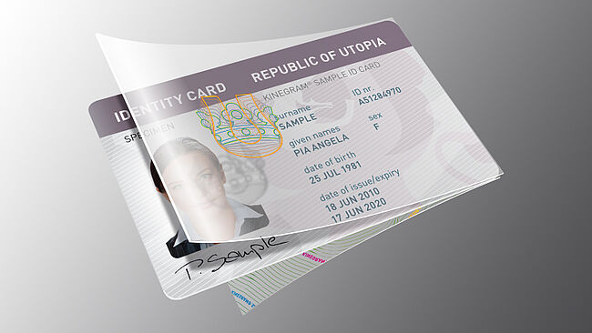 Image d'un exemple de carte d'identité à moitié insérée dans une pochette en plastique