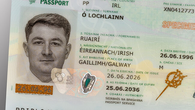 Image of a partially metallized KINEGRAM feature on an identity card, the transparent area protecting the portrait, the metallized area serving immediate and easy authentication.