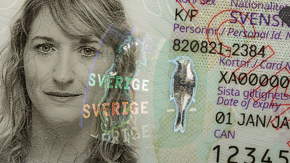 Close-Up of a securely embedded KINEGRAM feature in the Swedish ID Card, with a 3D motif of a bird and the word "Sverige"