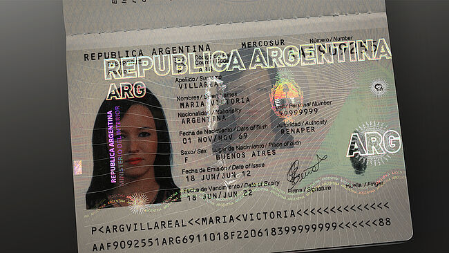Imagen del pasaporte argentino con página de datos en papel y KINEGRAM
