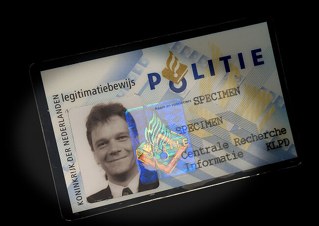 Imagen de la identificación de la policía holandesa, una solución de fundas con KINEGRAM integrado