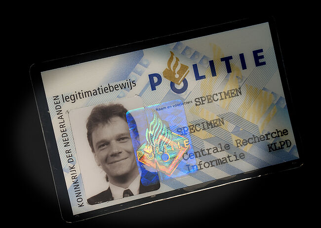 Carte d'identité de police néerlandaise, pochette avec KINEGRAM incrusté Image d'une carte d'identité de police néerlandaise, solution de pochette avec KINEGRAM incrusté