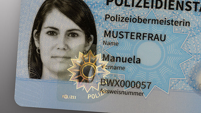 Image of a fully transparent KINEGRAM protecting the holder's portrait.