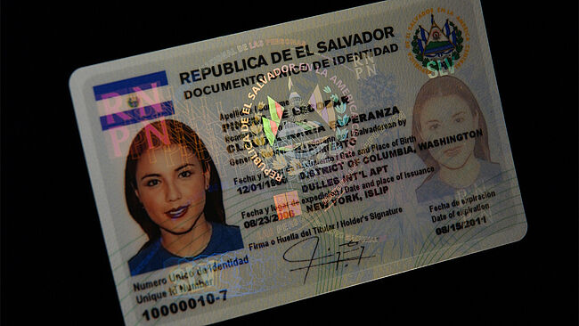 Carte d'identité salvadorienne avec pellicule transparente KINEGRAM Image d'une carte d'identité salvadorienne avec pellicule transparente KINEGRAM