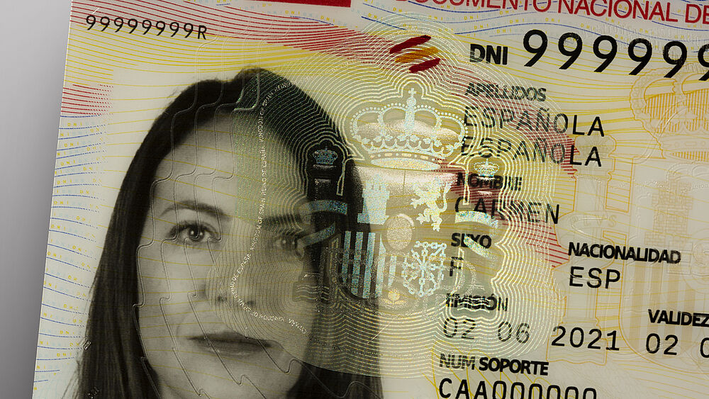 Close-up of an embedded KINEGRAM security element, with a motif of the Spanish Coat of Arms, in the Spanish ID Card