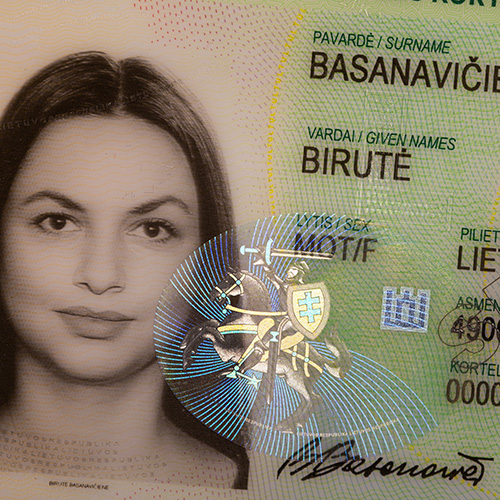 Close-Up of Lithuanian ID Card, which is secured by a KINEGRAM PCI Combi security feature that is partially transparent, partially metallized.
